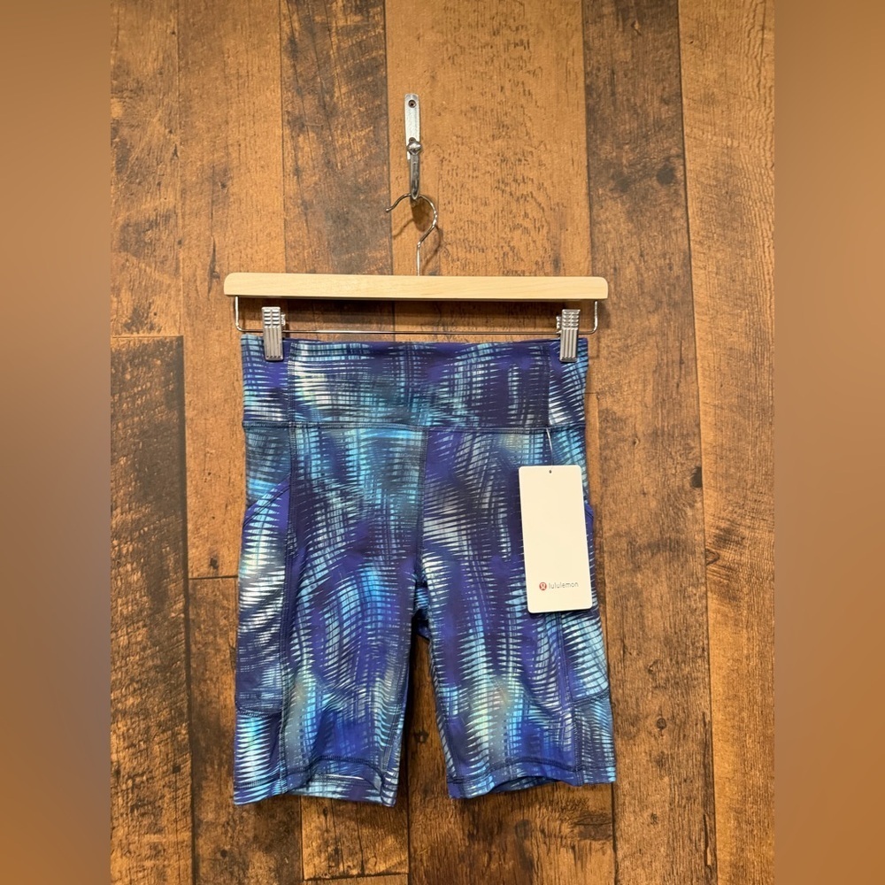 NWT Lululemon Invigorate High-Rise Short 8"
Shapeshifter Flux Blue Multi Size 6 - Picture 2 of 5